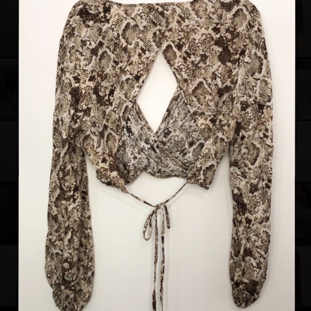 Cropped Python Print Blouse - Picture 3 of 3